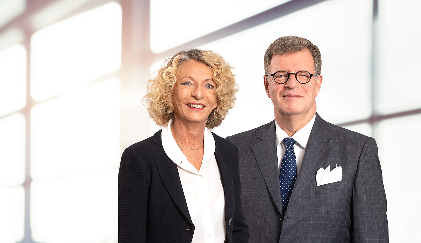 Über uns 1 Frau Dr. Friederike Hrubesch-Mohringer, Vorstandsvorsitzende des BAI, Herr Jörg Geller, Vorstand des VAD - Die Arzneimittel Importeure