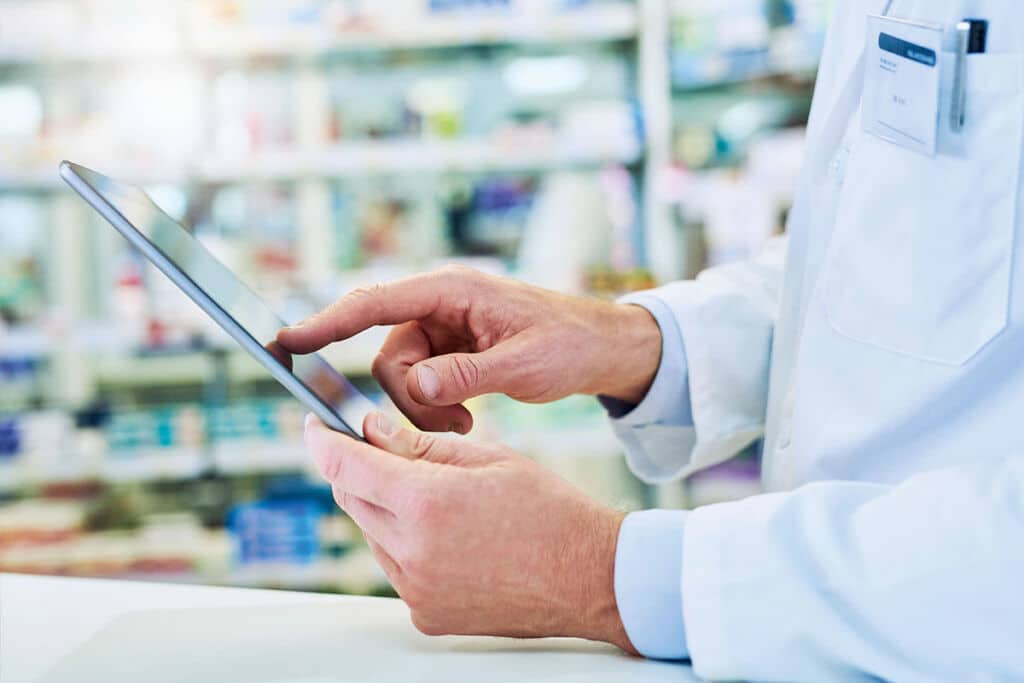 apotheker mit tablet-arzneimittel-importeure